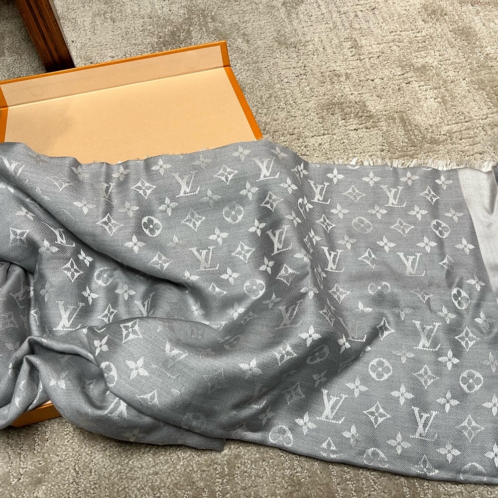 Louis Vuitton Monogram classic shawl